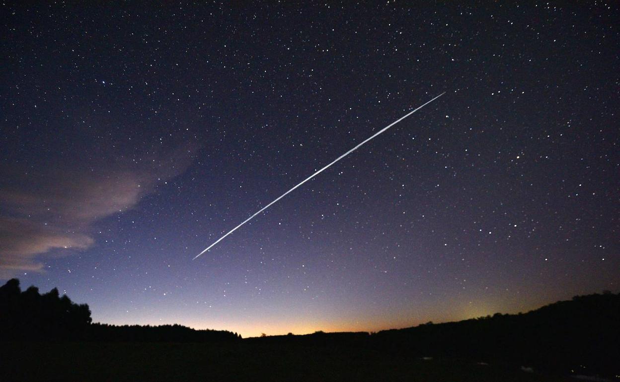 La estela dejada por un satélite Starlink al desintegrarse en la atmósfera. 