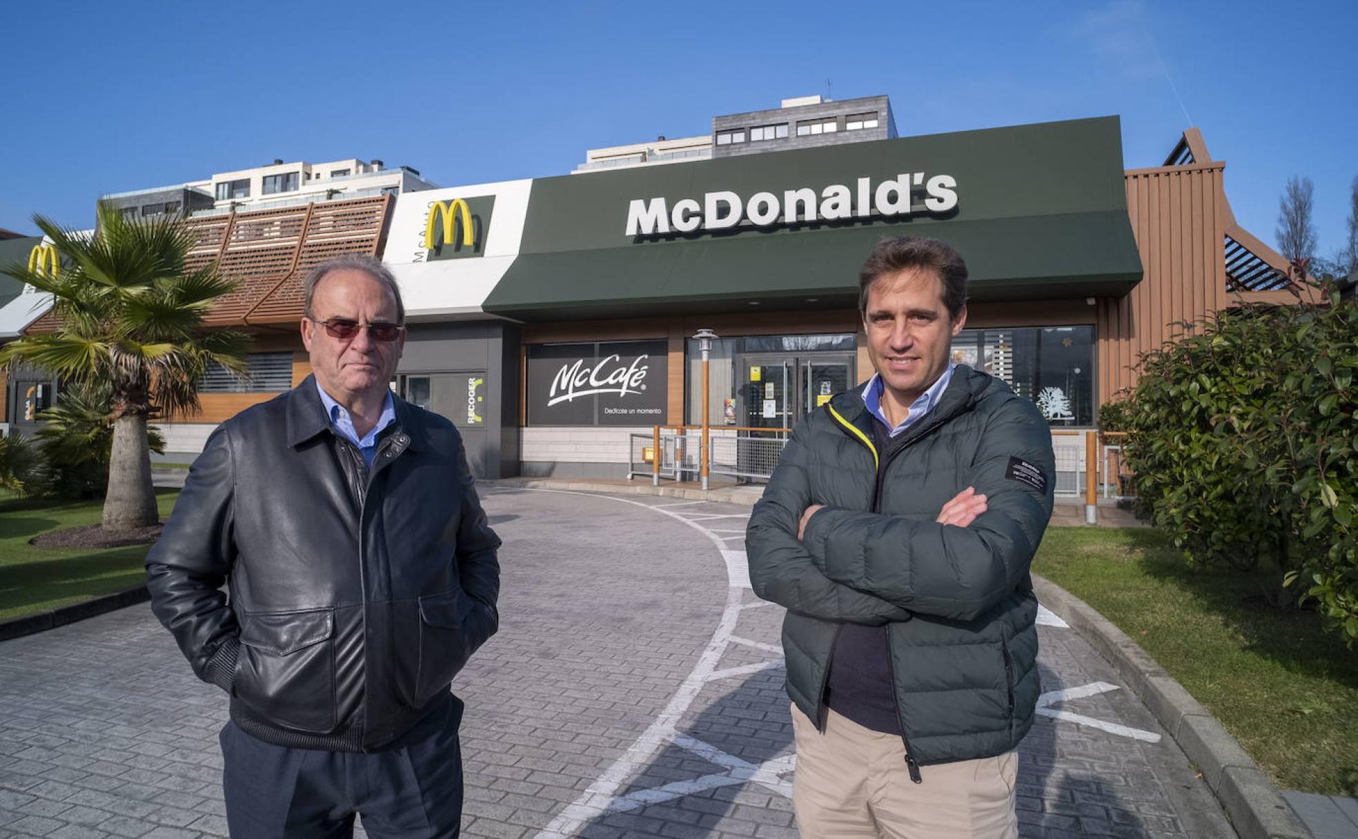 César e Iñaki Llamazares, en el MCDonald's de la avenida de la Constitución, en Santander.