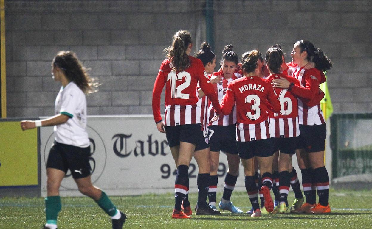 Las jugadoras del Athletic celebran su triunfo ante el Racing Féminas en Santa Ana, en Tanos.