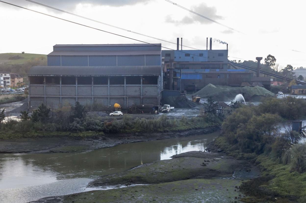 Ferroatlántica tiene parados tres de sus cuatro hornos por el actual precio de la luz. 