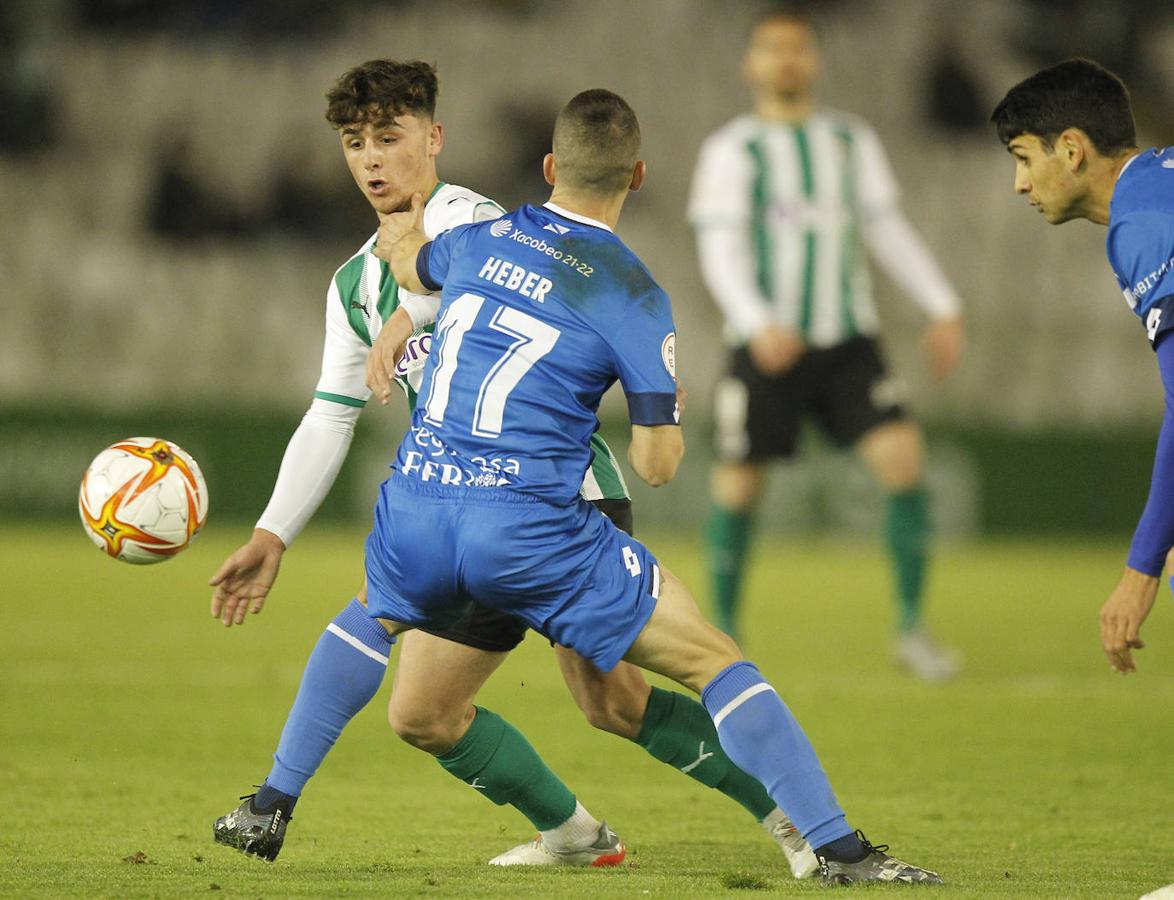 Desigual partido del equipo en los Campos de Sport