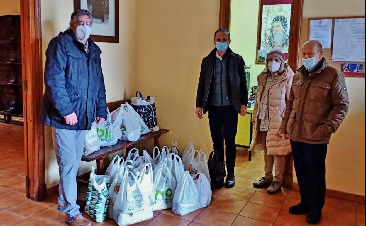 Argumosa y Conde en la entrega de alimentos a Cáritas Parroquial.