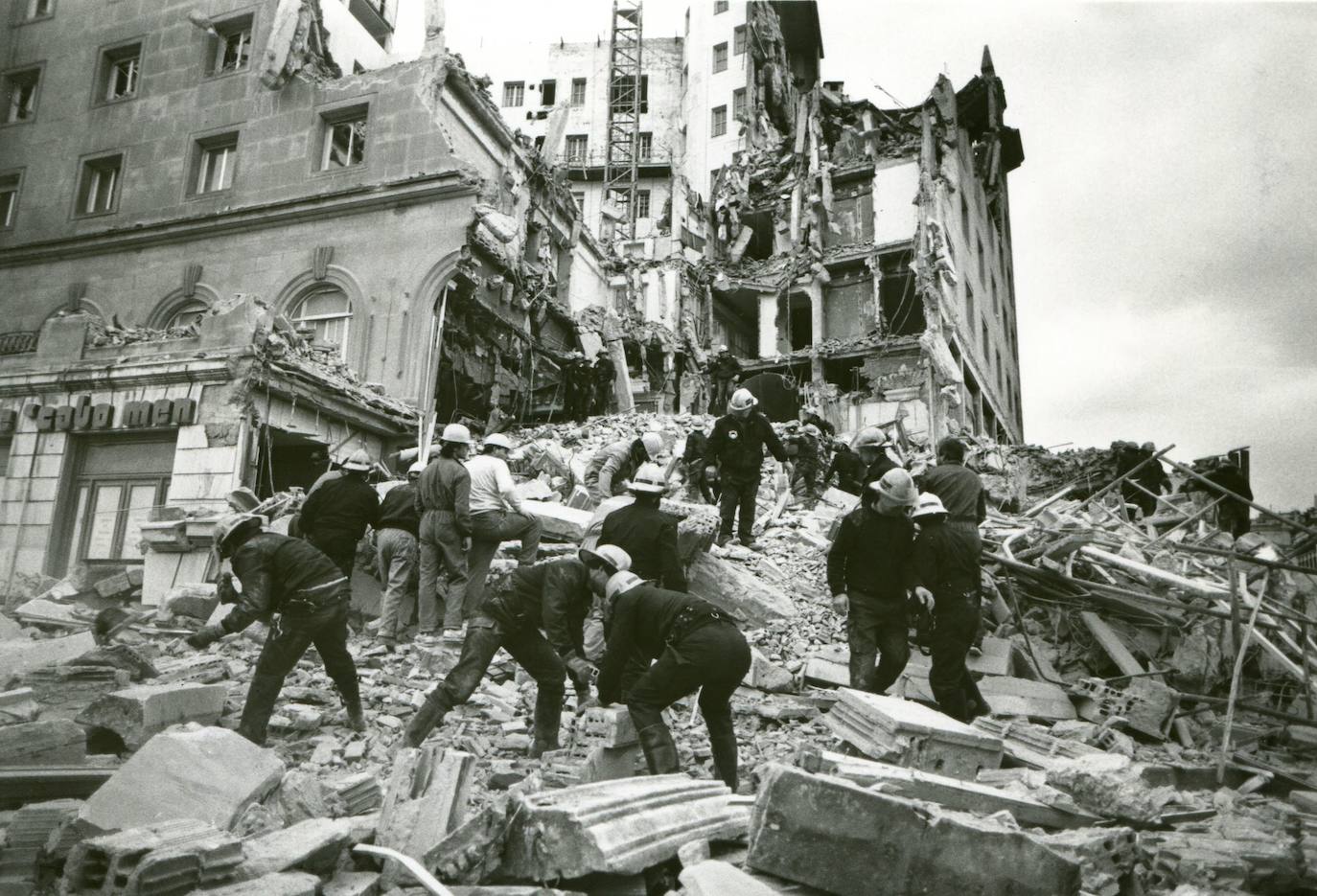 Y una veintena de hombres se encontraba derribando paredes en la planta octava cuando la estructura de las fachadas se derrumbó. Ocho consiguieron ponerse a salvo, siete más resultaron heridos (algunos de gravedad. De hecho, uno de ellos murió en Valdecilla pocos días después). Los otros cinco nunca salieron del bloque con vida