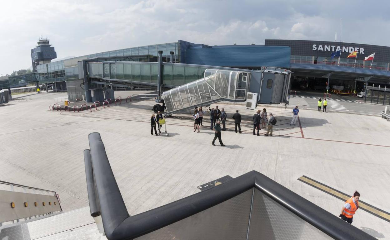 Una de las dos pasarelas inutilizadas en el aeropuerto Seve Ballesteros