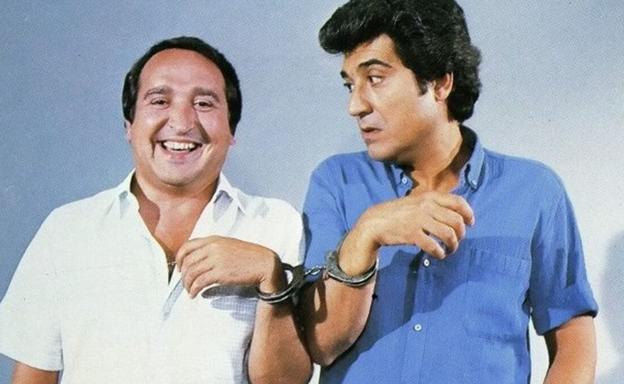 Imagen principal - Andrés Pajarés rodó nueve taquilleras películas junto a Fernando Esteso. El actor, junto a Gabino Diego y Carmen Maura en '¡Ay, Carmela!', por la que ganó el Goya. Carnet de uno de sus primeros trabajos con 19 años: animador de la Vuelta Ciclista a España, que en 1959 organizaba EL CORREO.