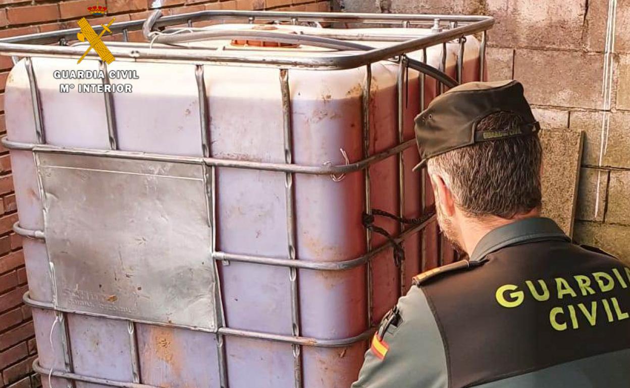 Drogado y conduciendo un camión con mil litros de gasolina de procedencia desconocida