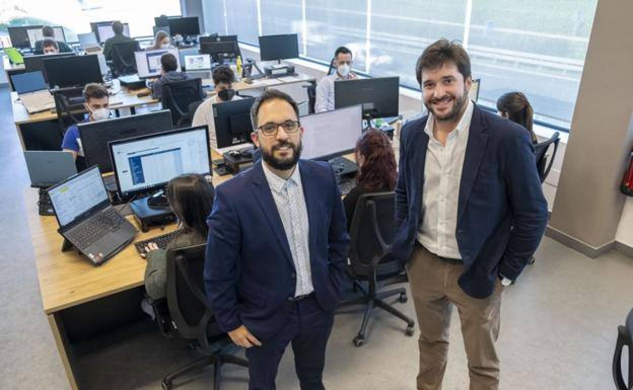 Alberto Monge y Manuel Coterillo, en las nuevas instalaciones de LIS Data Solutions en Bezana