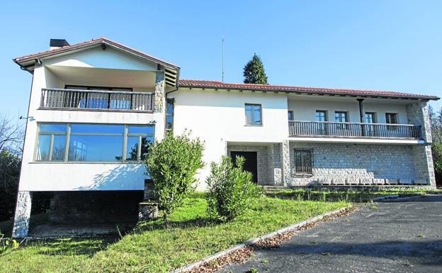 La vivienda, situada en el Parque Natural de Oyambre, mide más de 300 metros cuadrados . 