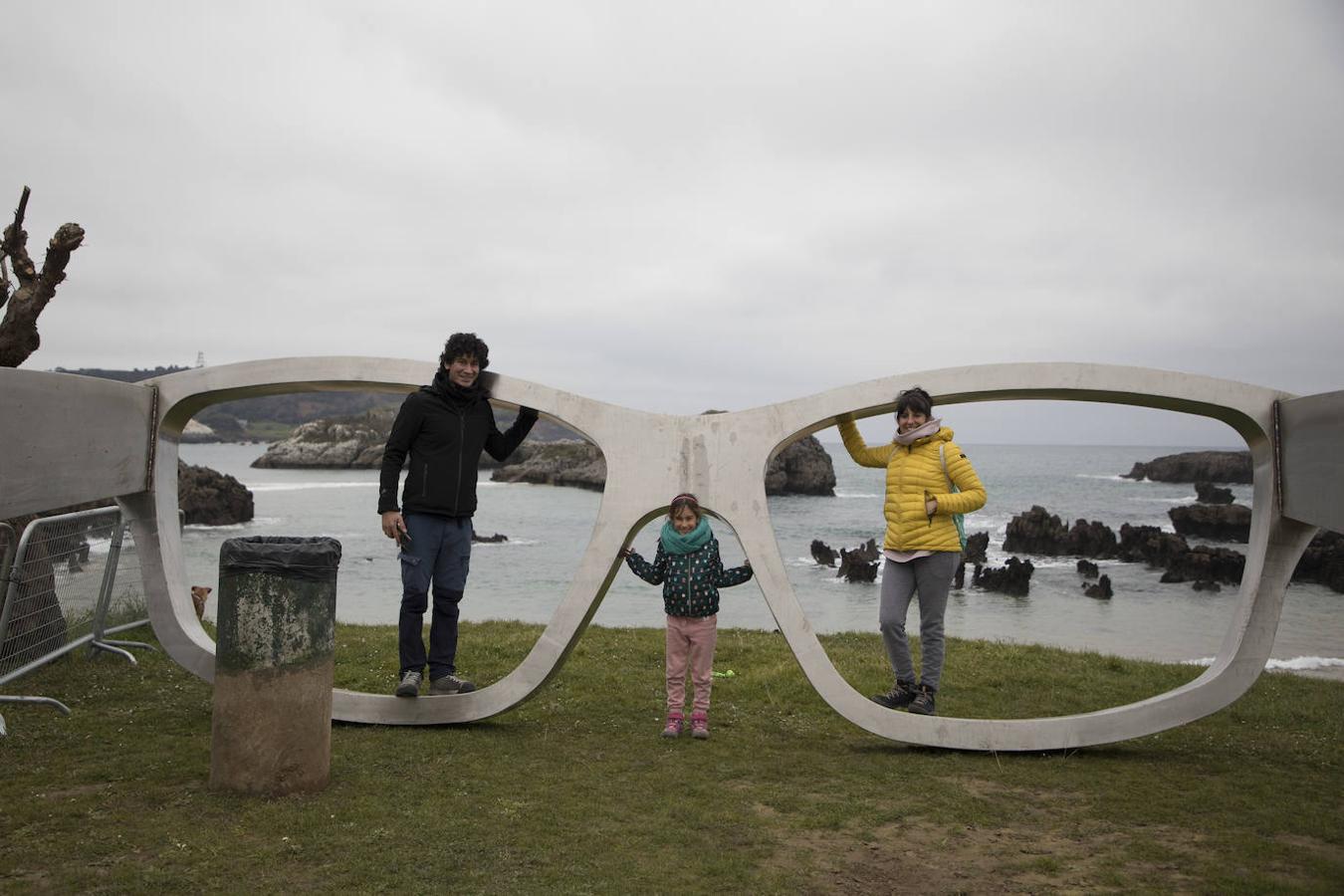 Este viernes ya había gente haciéndose fotos con las gafas en la Playa de Ris.