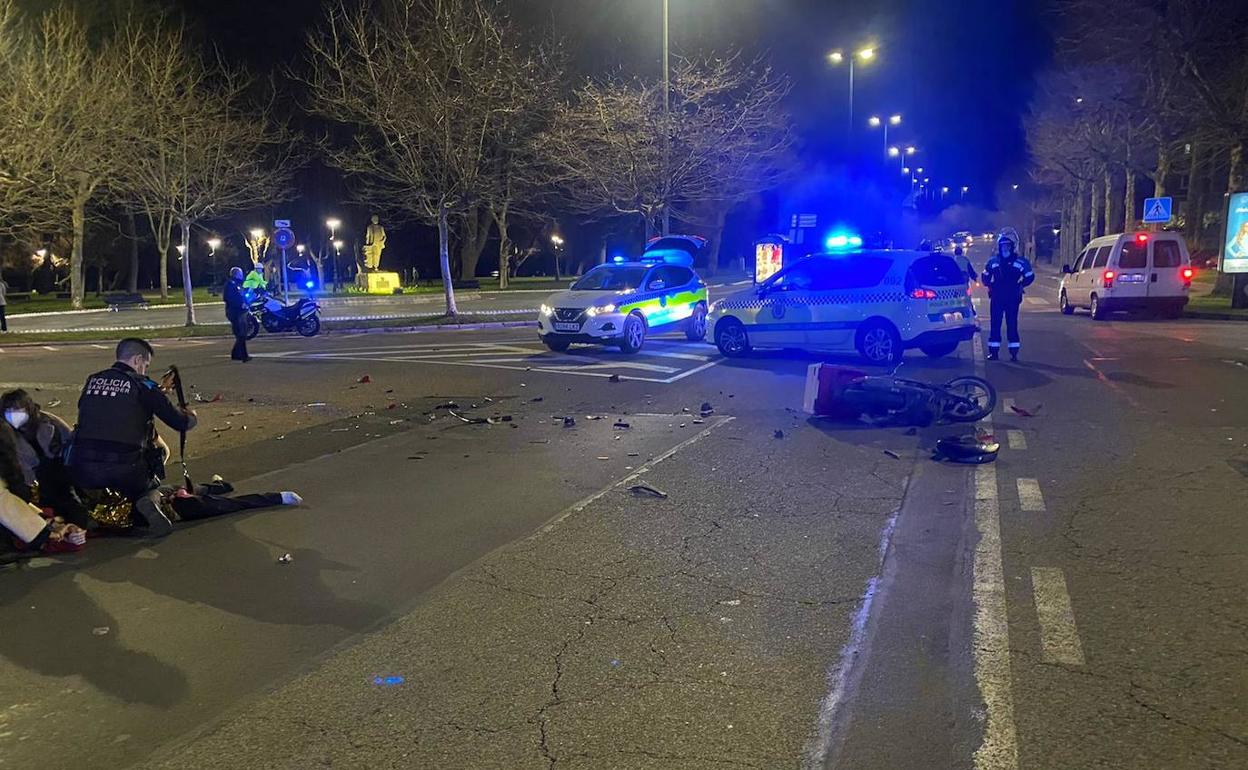 Imagen del auxilio al herido en el lugar del accidente.