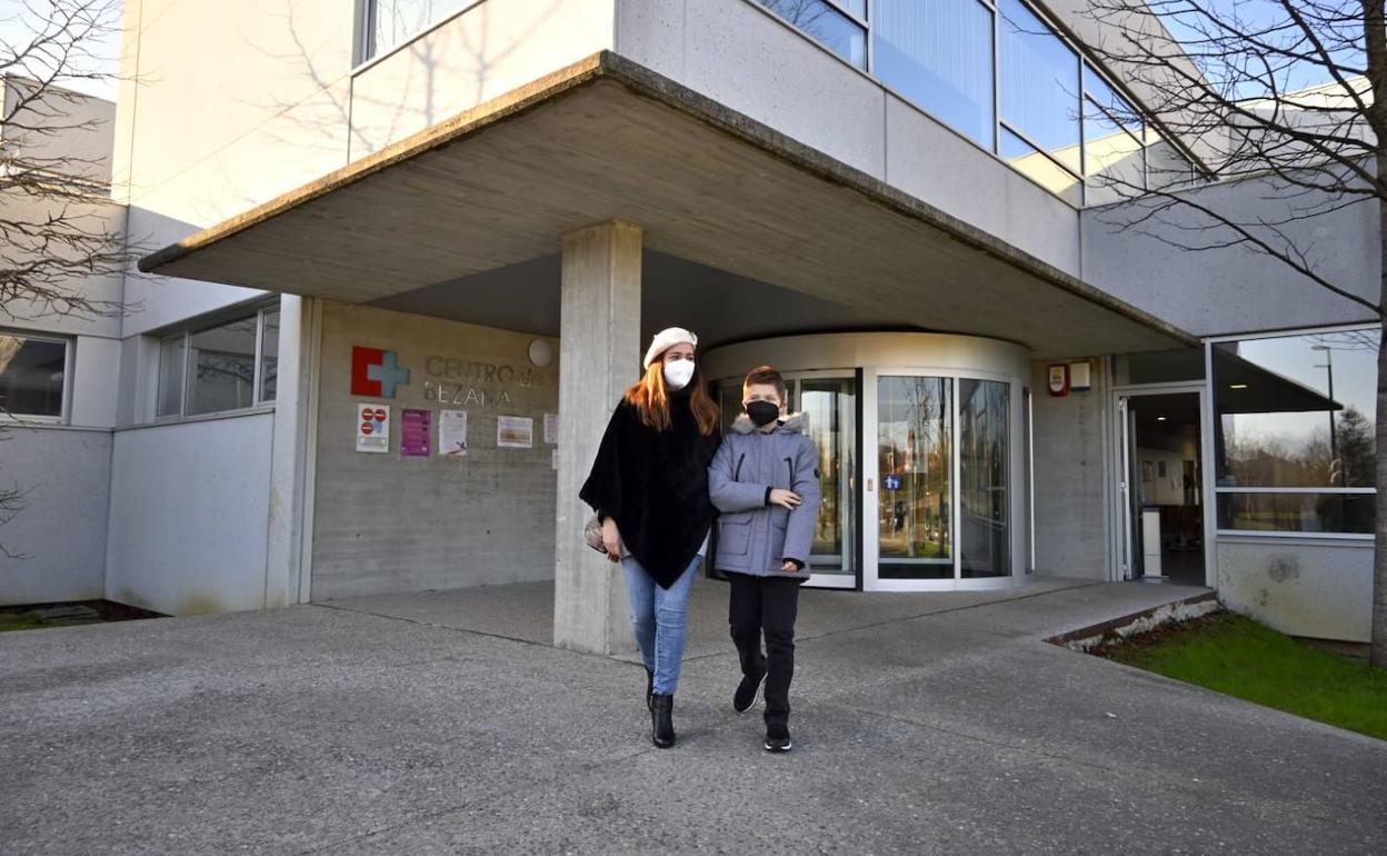 Martín, con su madre, al salir del centro de salud de Bezana.