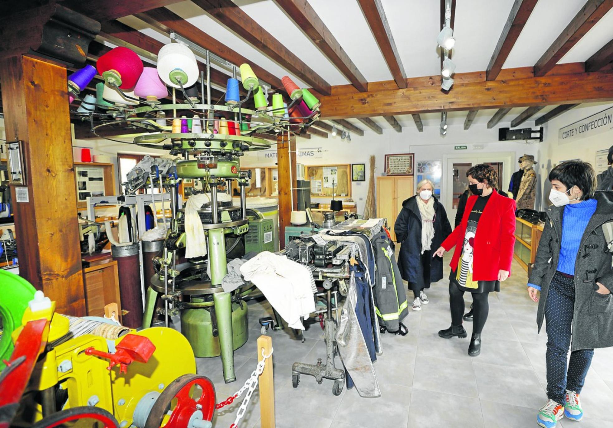 Se explica cómo es el museo y se muestra el proceso de creación de la tela