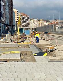 Imagen secundaria 2 - La calle Antonio López, más cerca de su nueva configuración, pero más lejos del plazo inicial