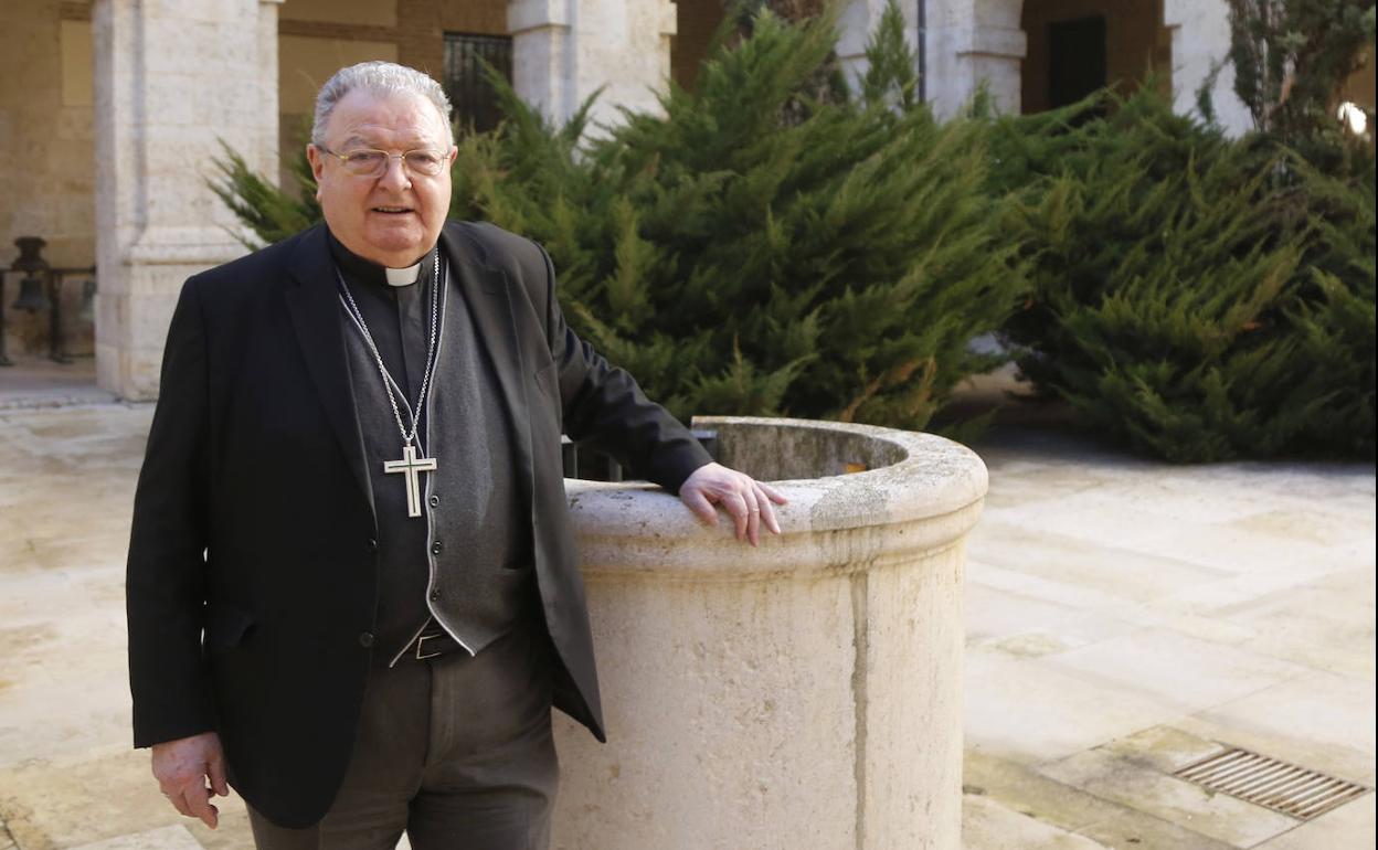 El cántabro Manuel Herrero, obispo de Palencia desde 2016, esta semana en el patio del obispado palentino.