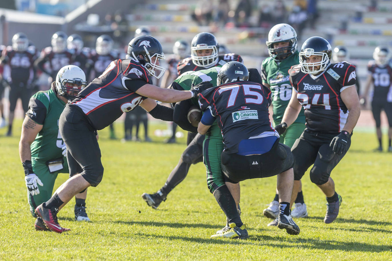 Fotos: Los Cantabria Bisons arrasan en el derbi de fútbol americano