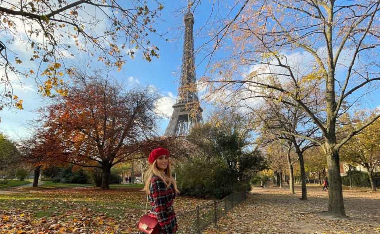 La 'influencer', de visita a la icónica Torre Eiffel.