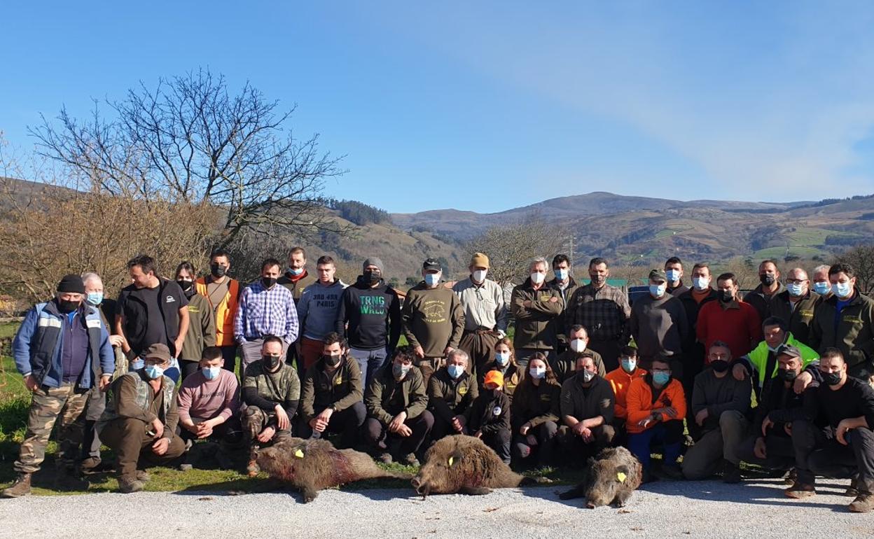 Integrantes de la cuadrilla 145, de Silió, que capitanea Roberto Fernández, con los tres jabalíes que abatieron el sábado en una cacería en Montequemado.