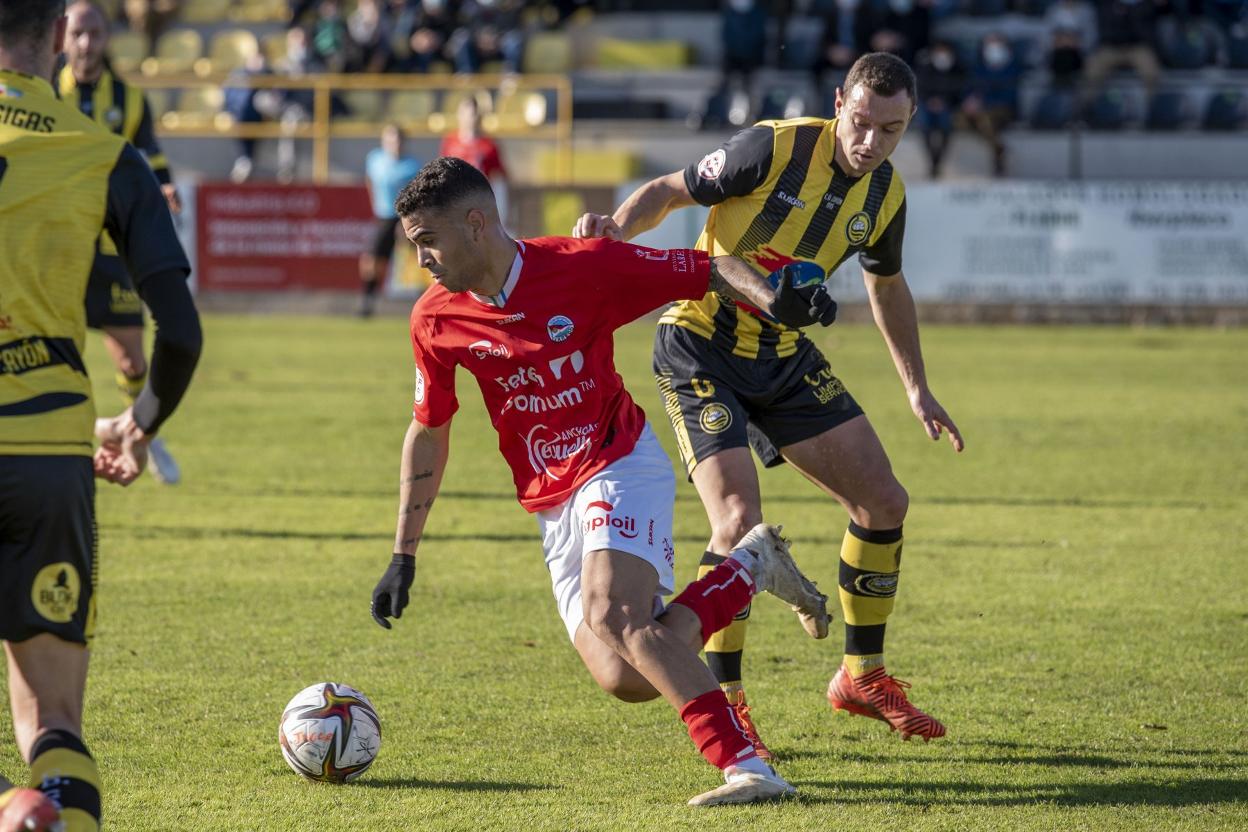 Nico Santos del Laredo y Chili del Cayón, durante el enfrentamiento de la primera vuelta. 