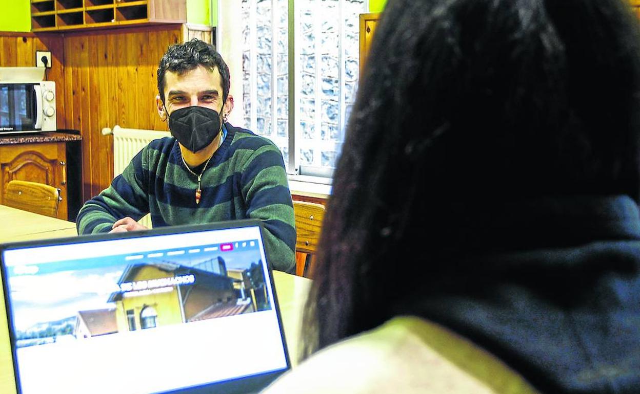 Beatriz (nombre ficticio), junto a su educador-tutor, en La Casa de los Muchachos.