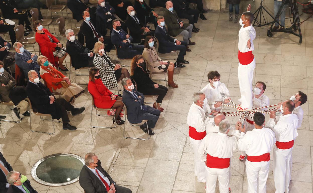 Acto institucional. Los presidentes del Parlamento y de Cantabria, Joaquín Gómez y Miguel Ángel Revilla, observan junto al resto de invitados la actuación de la Agrupación de Danzas Virgen de las Nieves durante la conmemoración de los 40 años del Estatuto. 