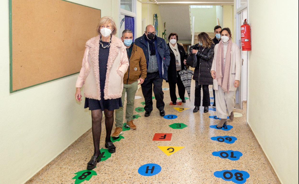 La consejera de Educación, Marina Lombó, en la visita que ha realizado para comprobar el resultado de las obras 