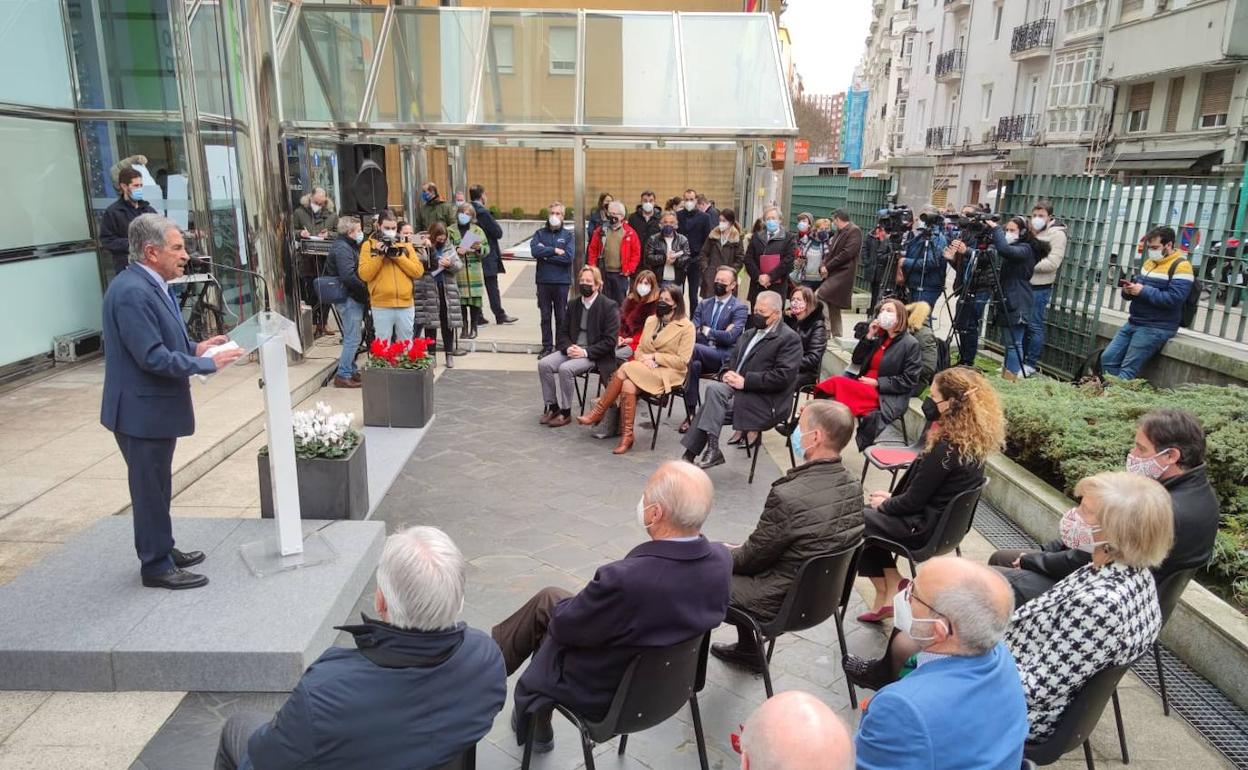 El presidente de Cantabria, Miguel Ángel Revilla, durante su discurso en el Gobierno sobre los 40 años de autonomía de Cantabria.