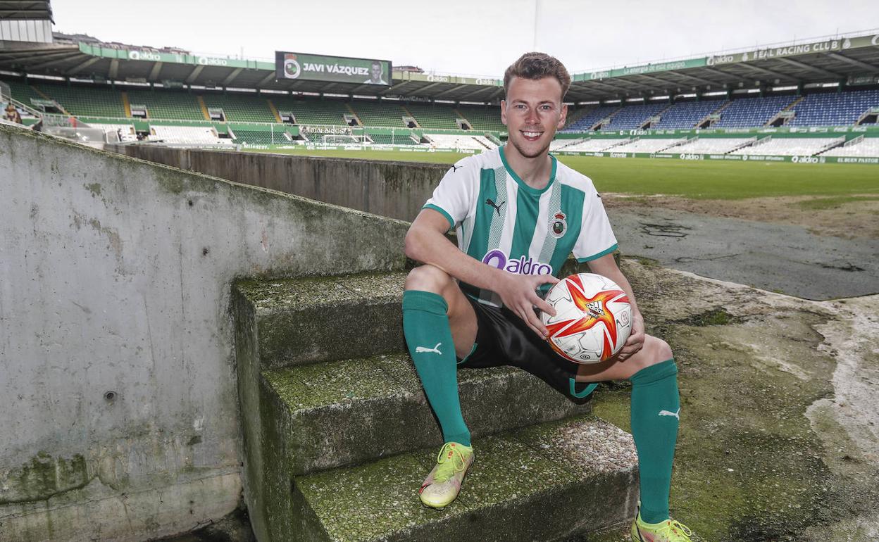 Javi Vázquez en el campo tras su presentación oficial.