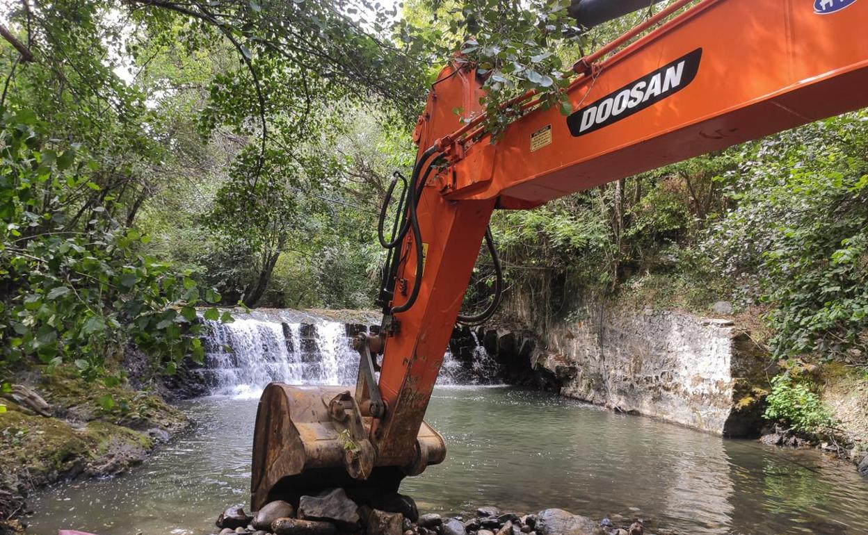 Demolición parcial de un azud del río Deva 