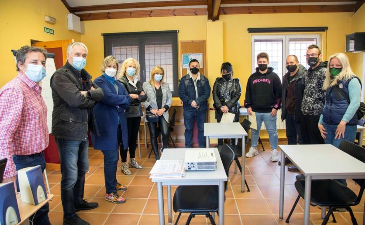 Representantes municipales (a la izquierda) posan con un grupo de alumnos del Centro Municipal de Formación (a la derecha) en una imagen de archivo. 