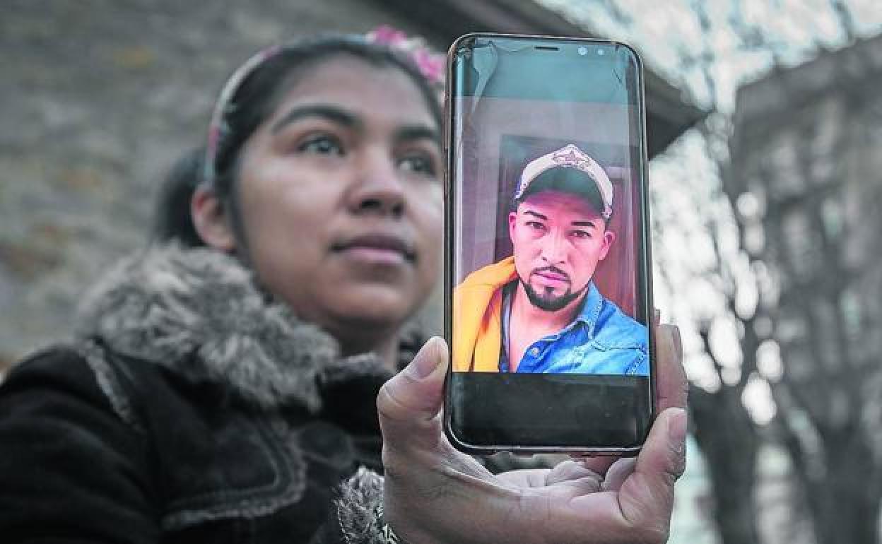 Sara muestra una fotografía de su hermano Misael.