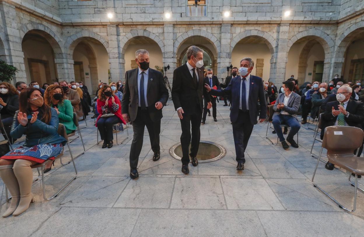 José Luis Rodríguez Zapatero entra en el patio central del Parlamento flanqueado por Joaquín Gómez y Miguel Ángel Revilla. 