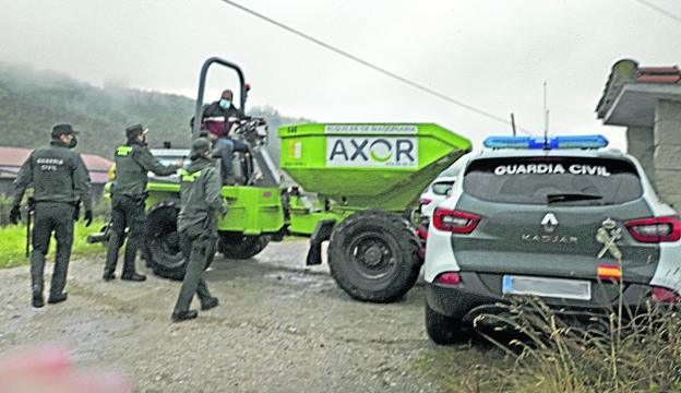 El concejal embistió los coches que había en el paso cuando un vecino se disponía a salir de su propiedad para recibir un tratamiento médico. 