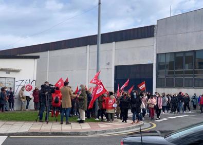 Imagen secundaria 1 - La huelga de las conserveras paraliza el polígono de Santoña