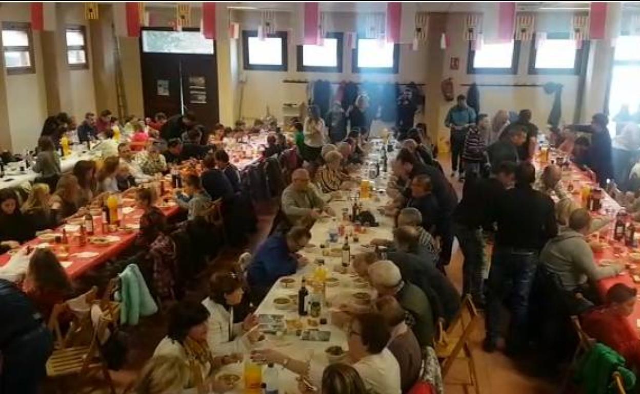 Unas 300 personas degustaron un cocido montañés en el Día de Cantabria de 2019 en Pinseque.