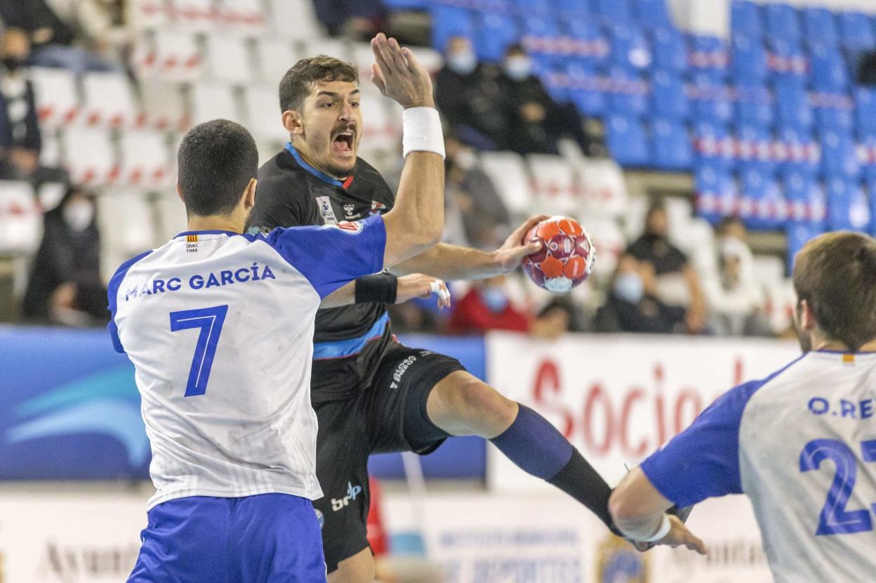 Zungri, del Sinfín, se dispone a lanzar en el partido ante el Granollers disputado en la Albericia. 