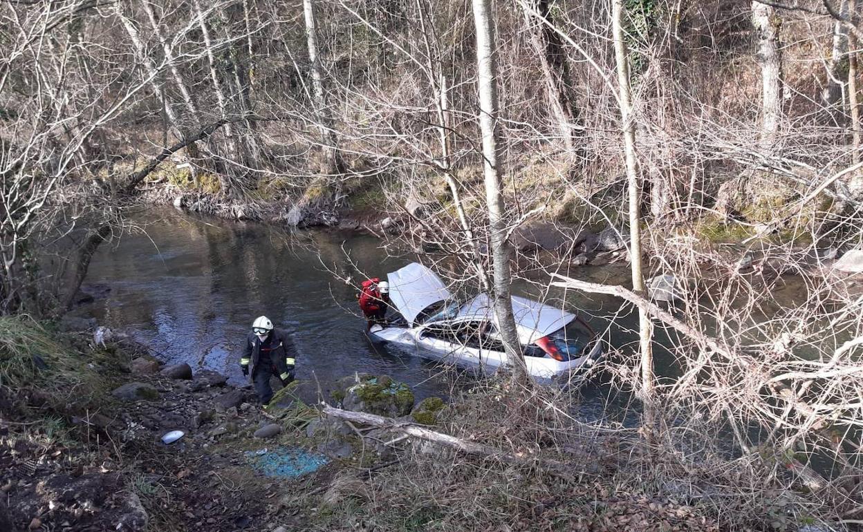 Un coche se sale de la carretera en Camaleño y termina en el río