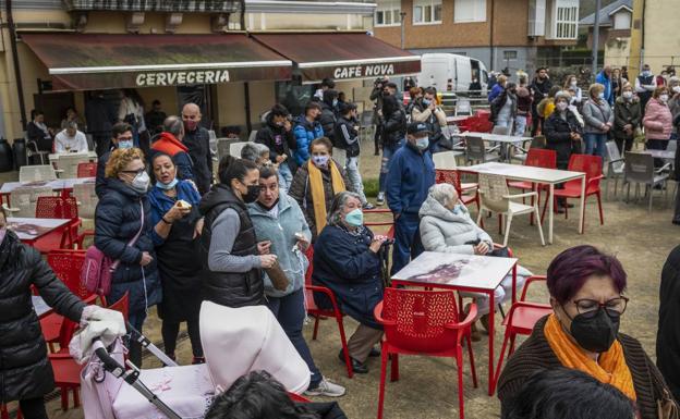 Los vecinos han colgado pancarta en la plaza que hay frente al Ayuntamiento. 