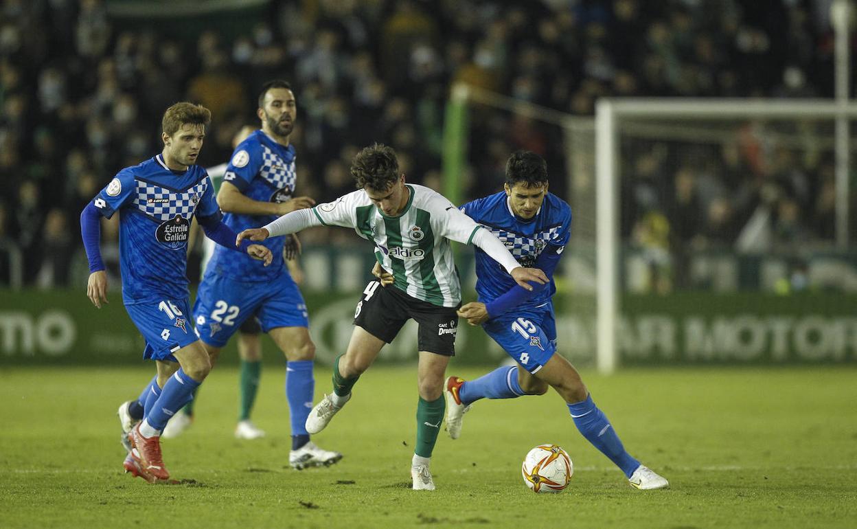 Yerai trata de controla el balón entre varios contrarios del Racing de Ferrol.