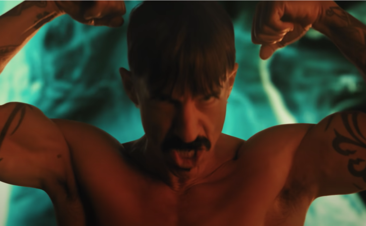 El vocalista de los Red Hot Chili Peppers, Anthony Kiedis, en un fotograma del nuevo vídeo musical de 'Black Summer'.