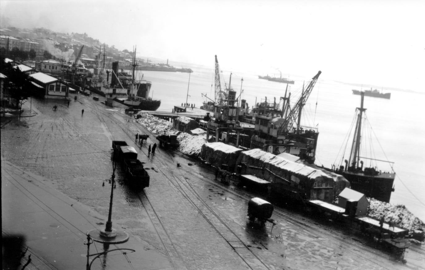 En torno a 1900 la ciudad gana terreno al mar y se construyen los Jardines de Pereda