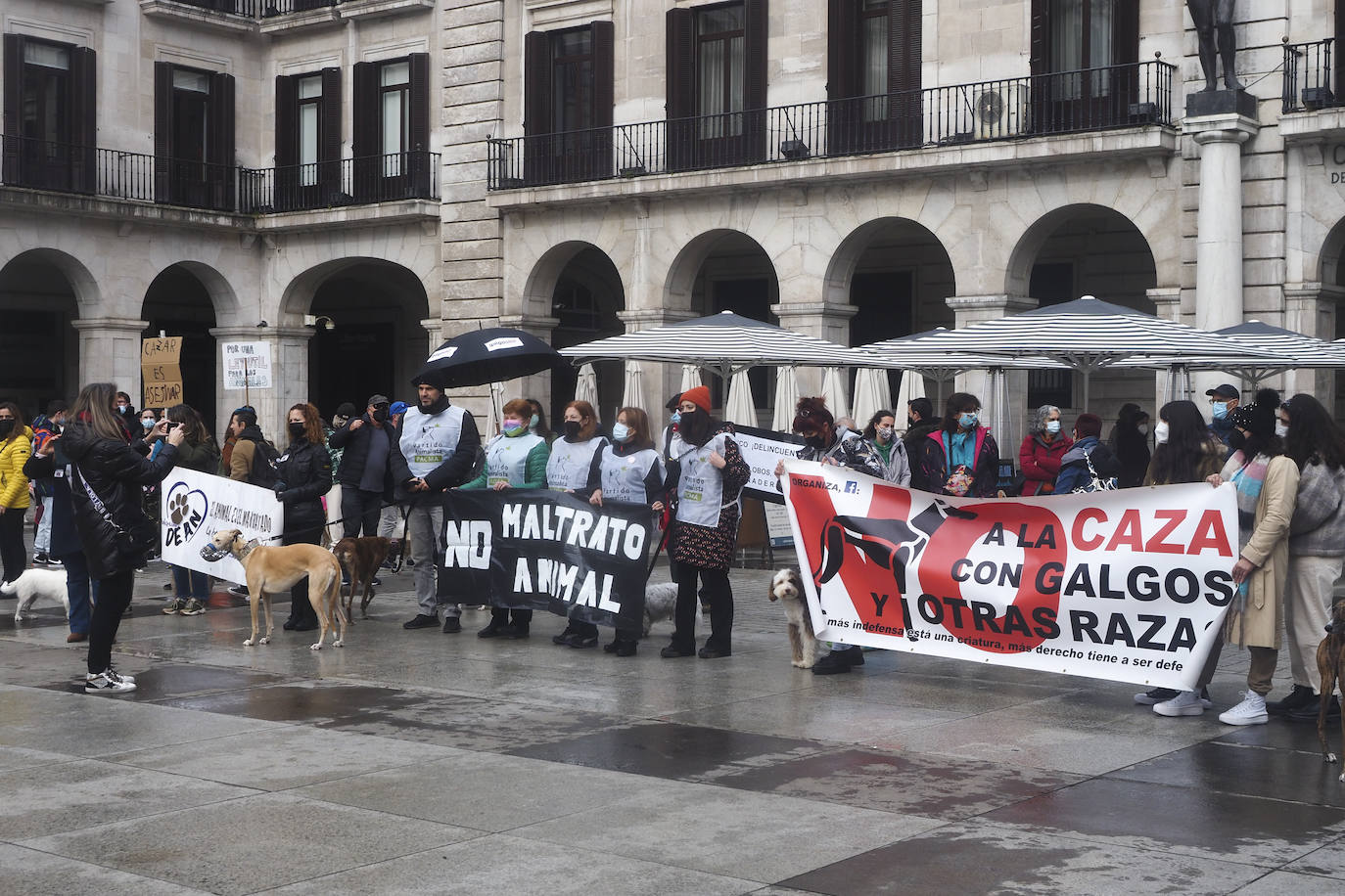 Fotos: Manifestación en Santander para pedir la protección de los canes utilizados en la caza y poner fin a la actividad