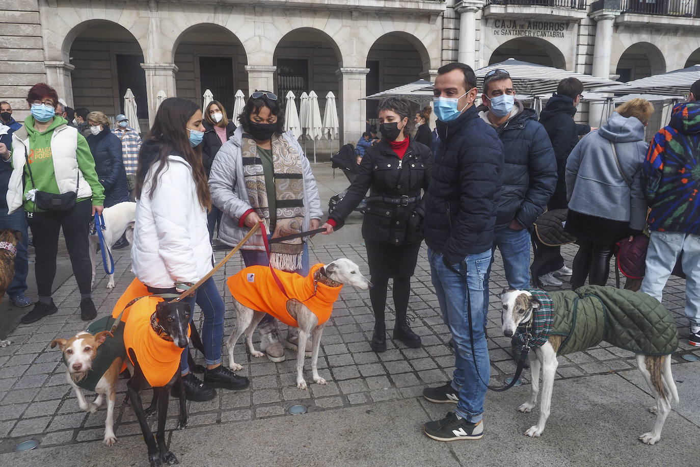 Fotos: Manifestación en Santander para pedir la protección de los canes utilizados en la caza y poner fin a la actividad