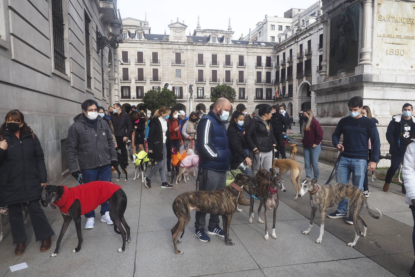 Fotos: Manifestación en Santander para pedir la protección de los canes utilizados en la caza y poner fin a la actividad