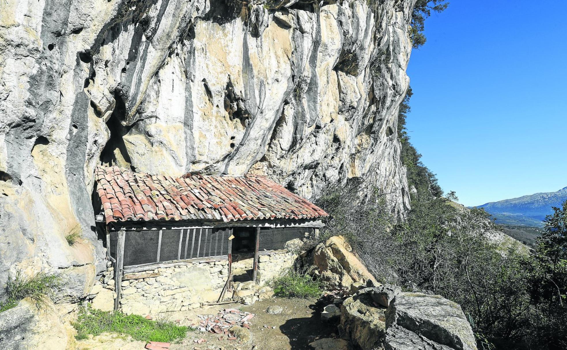 La iglesia rupestre de San Juan de Socueva. Fue declarada Bien de Interés Cultural en 1985. Actualmente está en estado de ruina. Vicepresidencia invertirá 90.000 euros en su restauración. Su antigüedad podría retrotraerse al siglo VII. Incluso se sopesa que en las cavidades interiores haya un yacimiento prehistórico. 