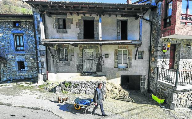 Imagen. La antigua casa parroquial. En Bustablado hay una casa de dos pisos más sótano justo frente a la iglesia del pueblo. Fue, antaño, la antigua casa del cura;pero ahora está vacía y no tiene ningún uso. Pero el obispado corrió hace unos años para matricularla a su nombre. Los vecinos reclaman la propiedad pública para dotarla de un uso comunitario.