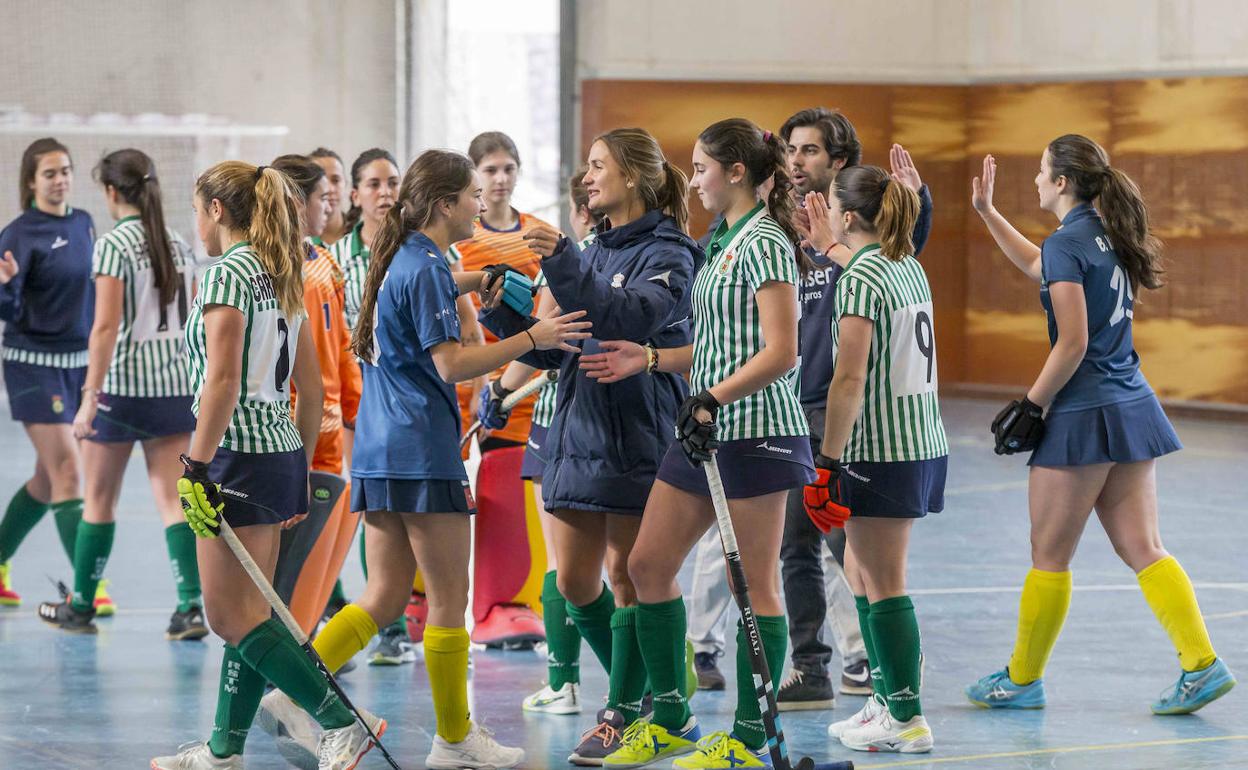 Las jugadoras del Tenis felicitan a sus rivales al final del partido.