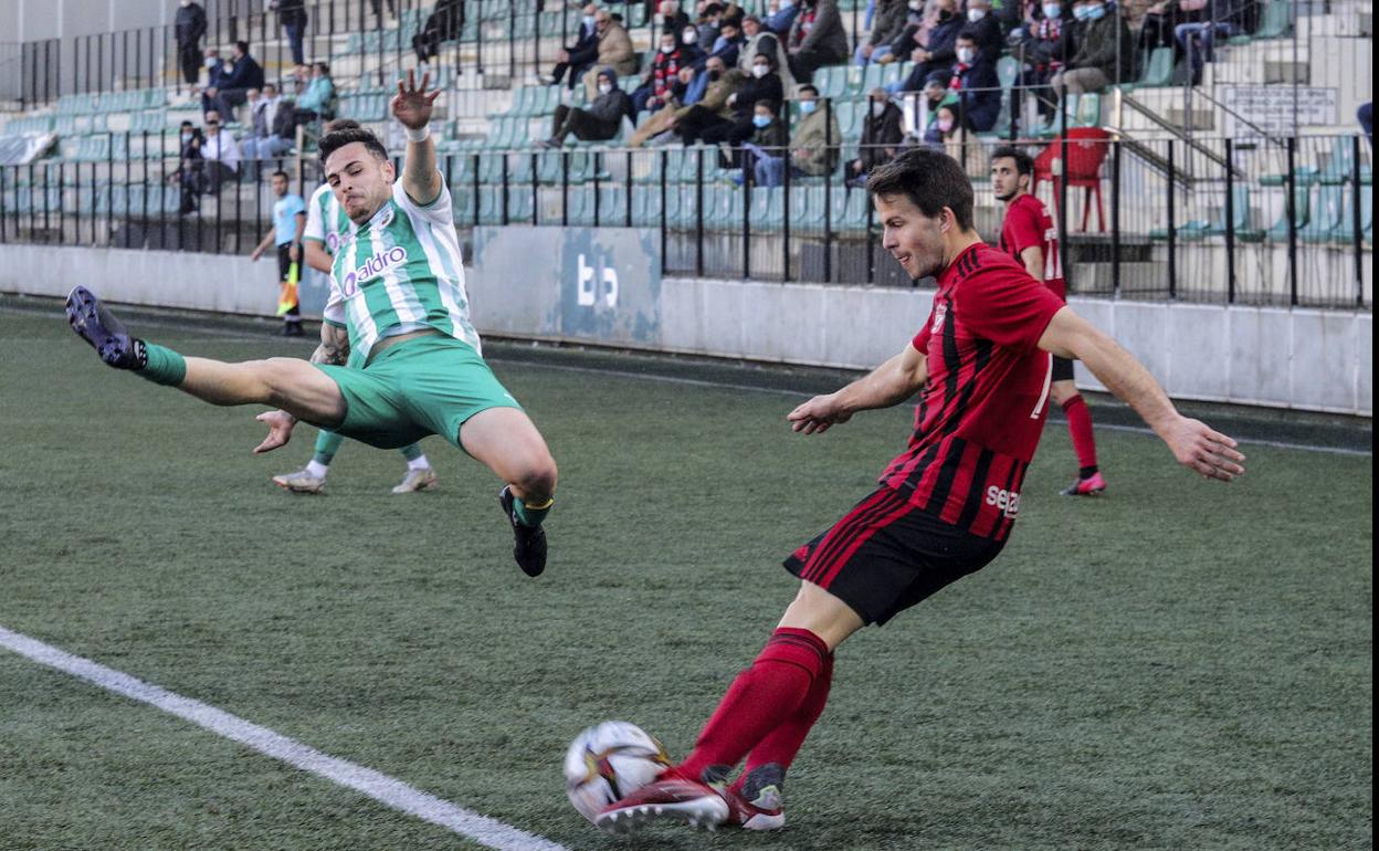 Iván Alonso, del Rayo Cantabria, durante el partido de este domingo. 