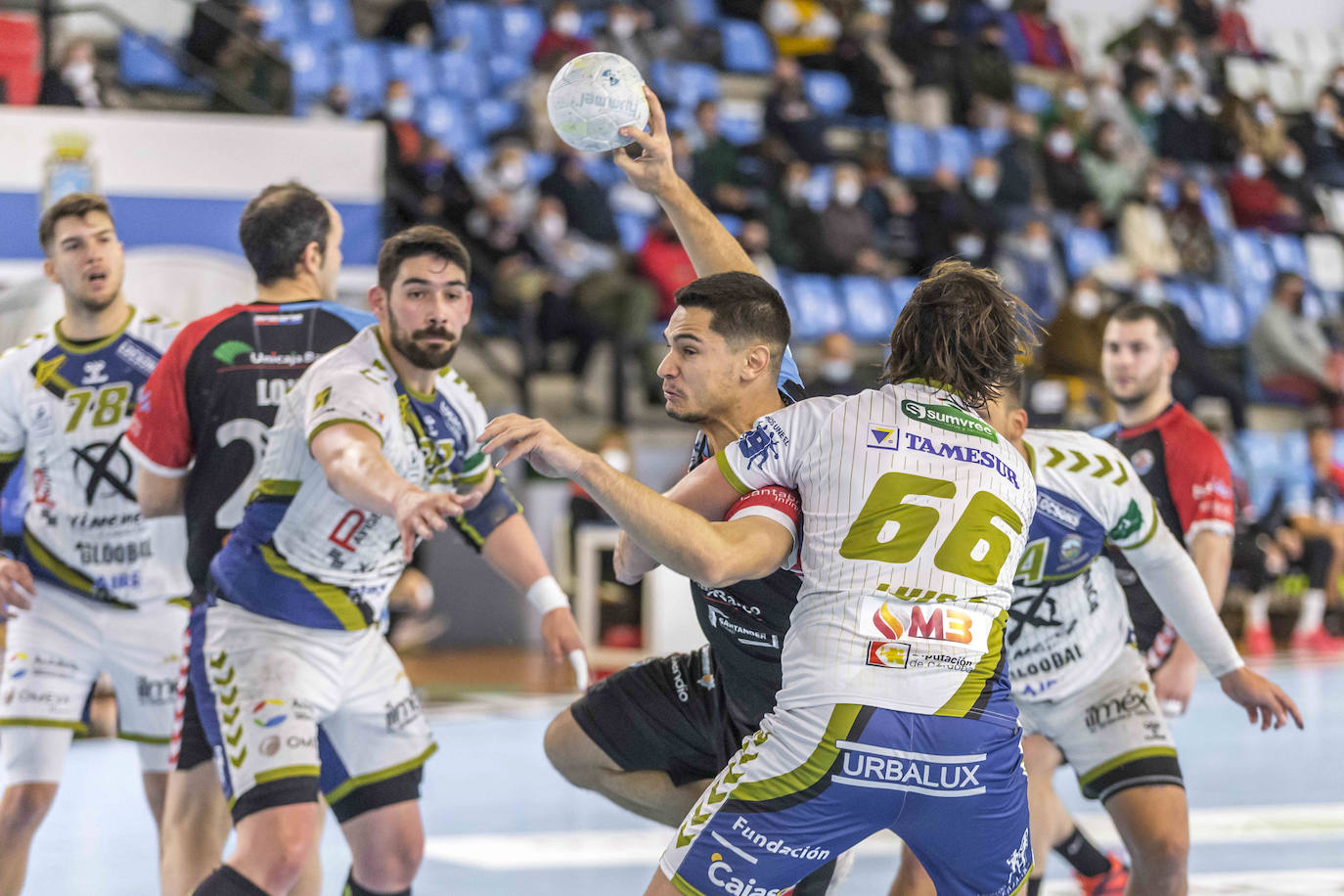 Fotos: El Unicaja vence al Puente Genil