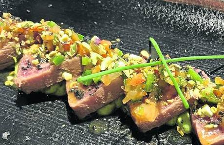 Imagen - Tataki sobre mash de aguacate, pico de gallo y huevas de pez volador. 