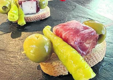 Imagen secundaria 1 - Tosta de queso con jamón, guindillas y aceitunas, y croquetas XXL de bacalao. 